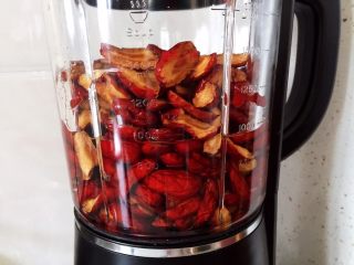 3、枣泥馅,红枣放入破壁机中，添加适量清水