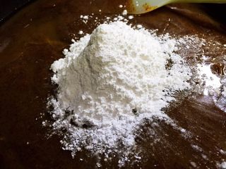 6、枣泥馅,放入炒熟的糯米粉