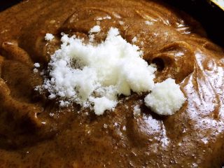 7、枣泥馅,放入白糖