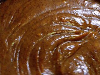 8、枣泥馅,小火慢慢熬煮，中间要不停的搅拌，以免糊锅底