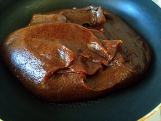 9、枣泥馅,熬的干一些，提起搅拌的刮刀时，刮刀上不会挂上枣泥即可，这时锅的边沿都是很干净的