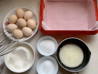 1、古早蛋糕,先把材料备好，烤盘垫油纸