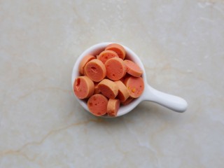 3、冬至美食 吐司披萨,火腿切圈。