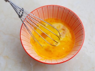 4、冬至美食 吐司披萨,鸡蛋打散。