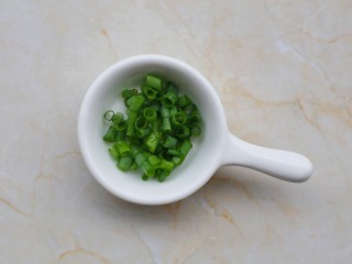 5、冬至美食 吐司披萨,香葱切末。