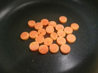 6、冬至美食 吐司披萨,平底锅下火腿炒一下盛出。