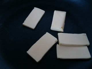 1、网红雪花酥,黄油放不沾锅内，开火融化