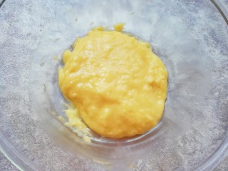 6、麦片芝麻核桃酥,用硅胶刮刀翻拌均匀。