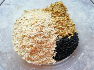 7、麦片芝麻核桃酥,加入燕麦片、黑芝麻和核桃仁。