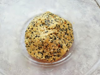8、麦片芝麻核桃酥,带上一次性手套抓捏成团。