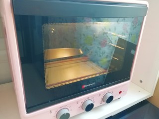 9、麦片芝麻核桃酥, 烤箱上下管165度预热。