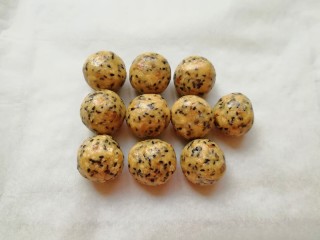 10、麦片芝麻核桃酥,分成20g一份搓圆。 