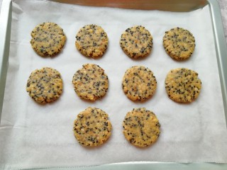 11、麦片芝麻核桃酥,压扁放在烤盘里。