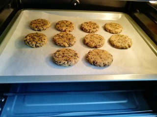 12、麦片芝麻核桃酥,送入预热好的烤箱。