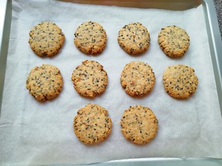 14、麦片芝麻核桃酥,出炉。