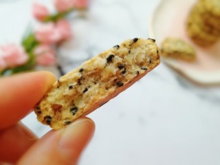 19、麦片芝麻核桃酥,掰开看看，酥的掉渣。