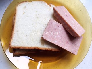 1、香煎芝士午餐肉吐司,吐司片和切成片的午餐肉。