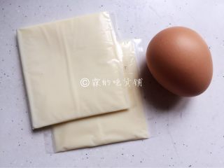 2、香煎芝士午餐肉吐司,芝士和鸡蛋。