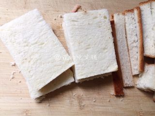 3、香煎芝士午餐肉吐司,土司片切去四边，再一切为二。