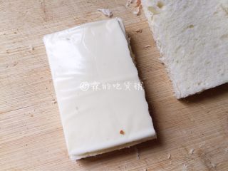 4、香煎芝士午餐肉吐司,取一片吐司，放上芝士片。