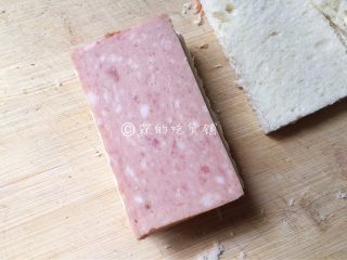 5、香煎芝士午餐肉吐司,再放上一片午餐肉。