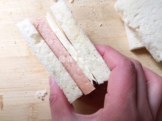 6、香煎芝士午餐肉吐司,最上边再盖一片吐司，如图。