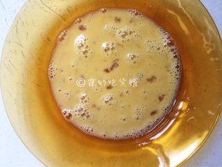 7、香煎芝士午餐肉吐司,鸡蛋打散，尽量找个口径大些的盘子，待会蘸蛋液的时候会比较好操作。