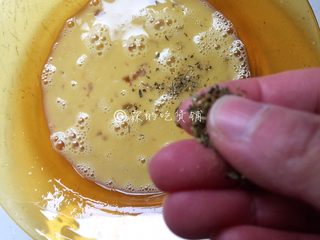 8、香煎芝士午餐肉吐司,可选择在蛋液里加少许罗勒之类的香料碎。