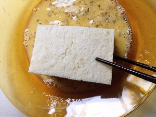 9、香煎芝士午餐肉吐司,然后把组合好的吐司放入。