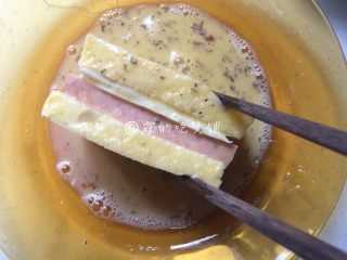 10、香煎芝士午餐肉吐司,上、下及四边都要蘸上蛋液，而且还尽量要让吐司吸足。