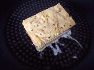 11、香煎芝士午餐肉吐司,油锅烧热后把吐司放入，小火煎，变色就好了。