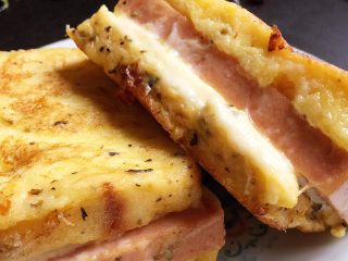 12、香煎芝士午餐肉吐司,完成。