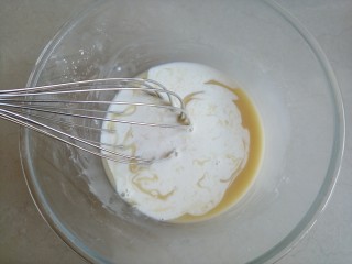 5、古早味蛋糕,倒入牛奶拌两下