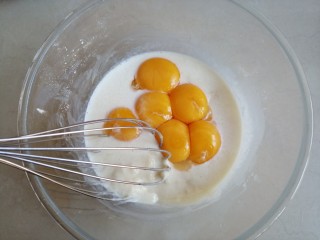 6、古早味蛋糕,加入蛋黄