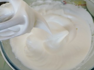 8、古早味蛋糕,鸡蛋清分三次加入细砂糖，用电动打蛋器打至湿性发泡