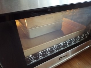 13、古早味蛋糕,将模具放在烤盘上，烤盘里加入热水，放入提前预热到上火140度，下火150度的烤箱，最下层烘烤60分钟左右，烘烤好的蛋糕取出在桌面上震两下，不用倒扣