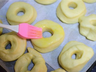 8、甜甜圈,取出来，刷蛋液