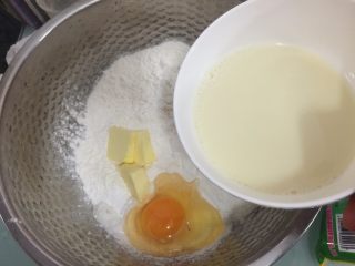 2、豆浆油条,加入豆浆、牛奶