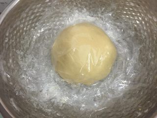 5、豆浆油条,盖上保鲜膜醒10分钟