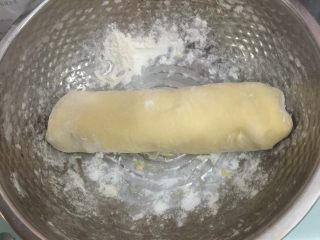 6、豆浆油条,再次将面团按压折叠