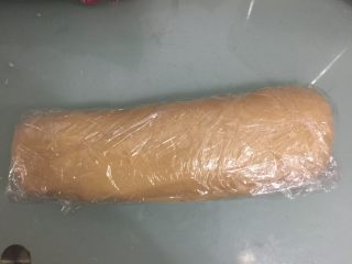 7、豆浆油条,搓成长条状，用保鲜膜包裹放冰箱冷藏8小时以上