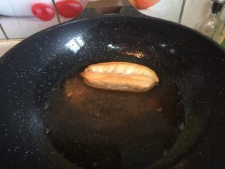 13、豆浆油条,起油锅，加热至油温200度左右，放入油条生胚，油条浮起后，用筷子反复拨弄油条，使其快速膨胀炸至金黄色