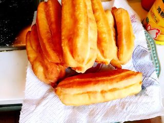 14、豆浆油条,捞出用厨房纸巾吸走油份即可