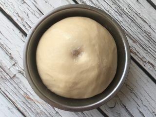 3、秘制芝心卷边披萨,室温发酵至原来的两倍大,手指沾水按个坑不回缩不塌陷即可。