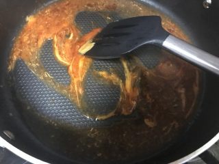 12、秘制芝心卷边披萨,烘烤醒发饼皮期间可以制作酱料:锅内倒入适量的油,烧热后加入洋葱碎和西红柿碎(我家宝贝不喜欢这两种材料所以我这次省略了,以前放过,口感特别好所