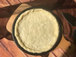 10、秘制芝心卷边披萨,盖上保鲜膜室温发酵25分钟左右,主要还是看状态决定时间。