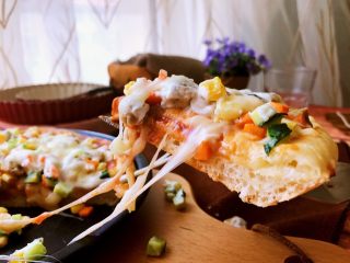 22、秘制芝心卷边披萨,取一块儿,芝士拉丝。