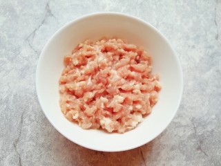 2、冬至美食  鲜肉酥饼,加入生姜水，朝着一个方向搅打上劲。