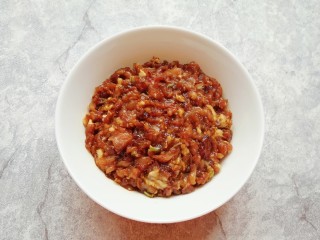 5、冬至美食  鲜肉酥饼,做好的肉馅放入冰箱冷藏备用。