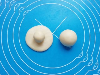 10、冬至美食  鲜肉酥饼,取一个油皮面团压扁，放上油酥面团包好。